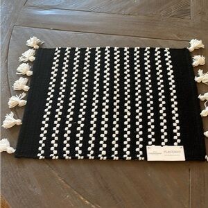 6 placemats - black and white